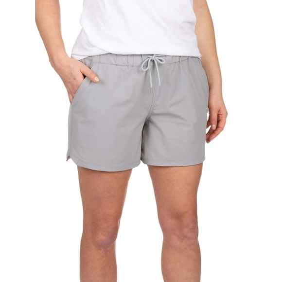Realtree Pants - New REALTREE women’s hybrid fishing short in size large gray zip pocket